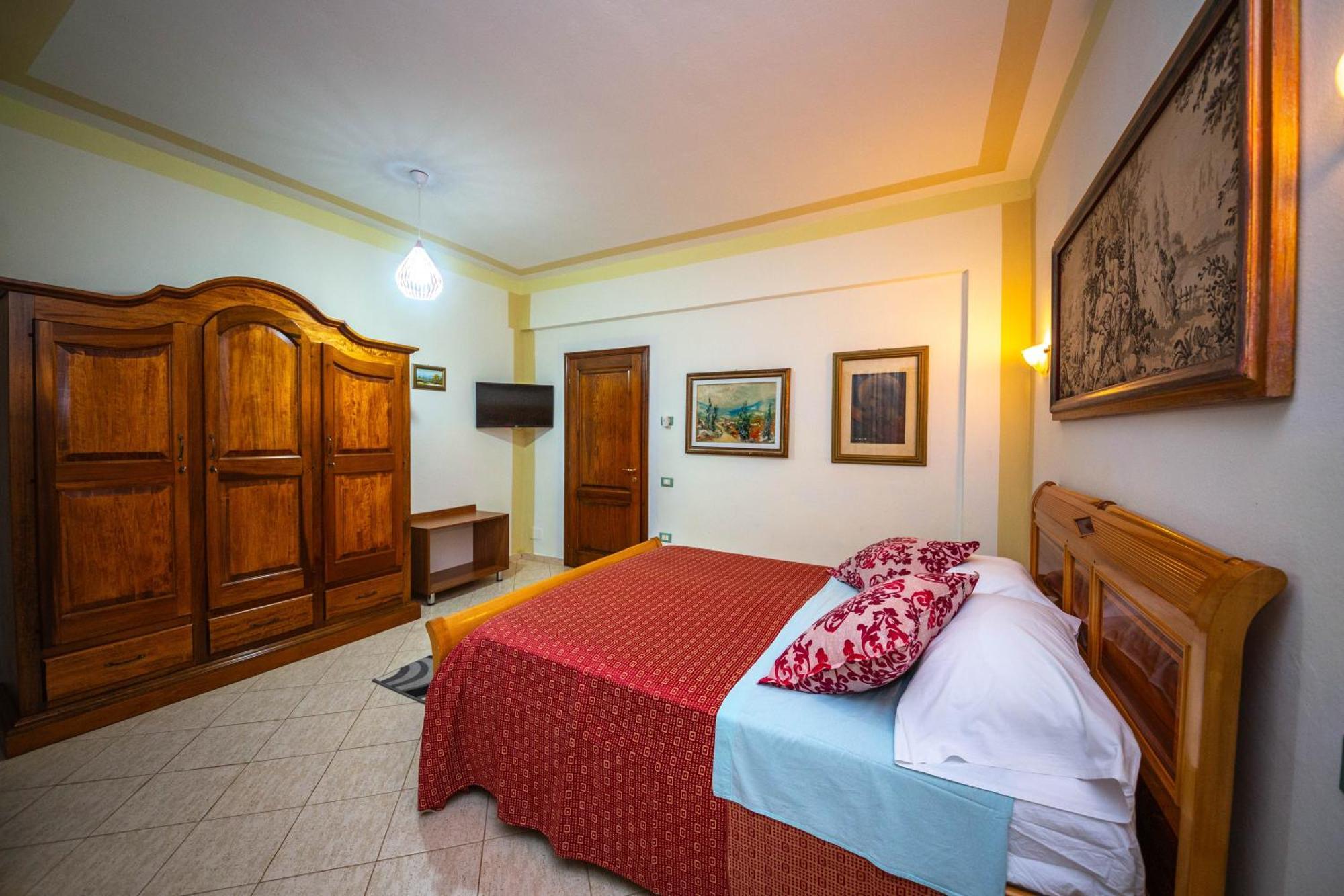 Hotel "San Saena " Radhimë المظهر الخارجي الصورة
