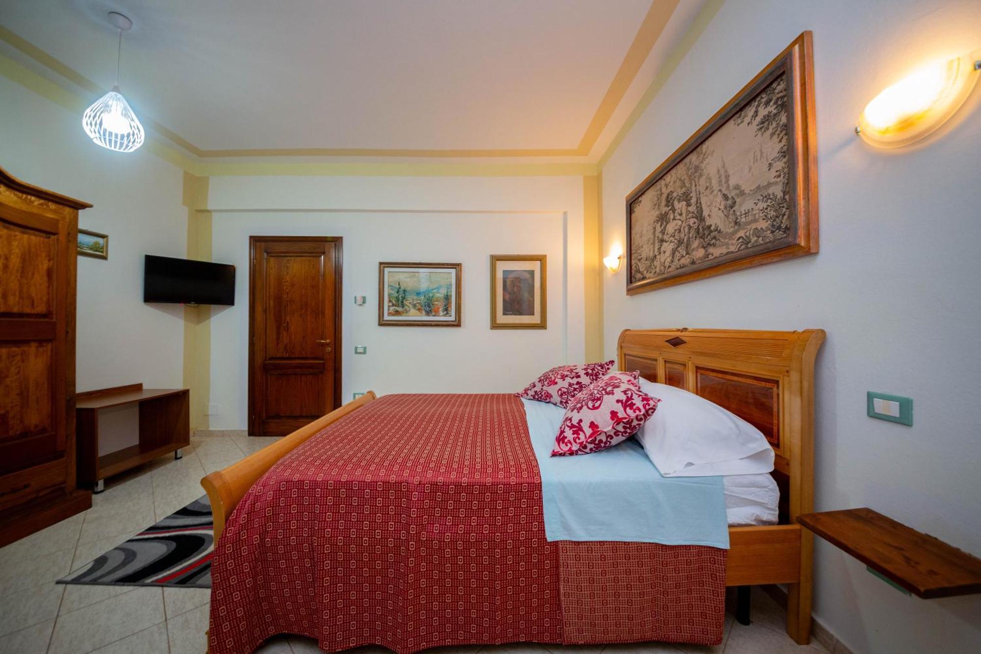 Hotel "San Saena " Radhimë المظهر الخارجي الصورة