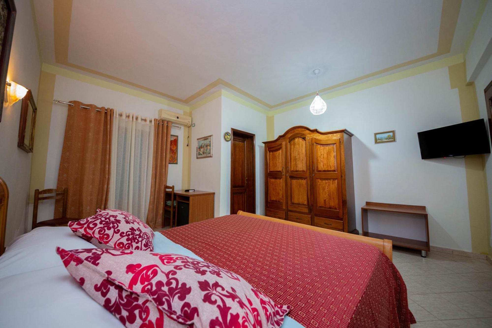 Hotel "San Saena " Radhimë المظهر الخارجي الصورة
