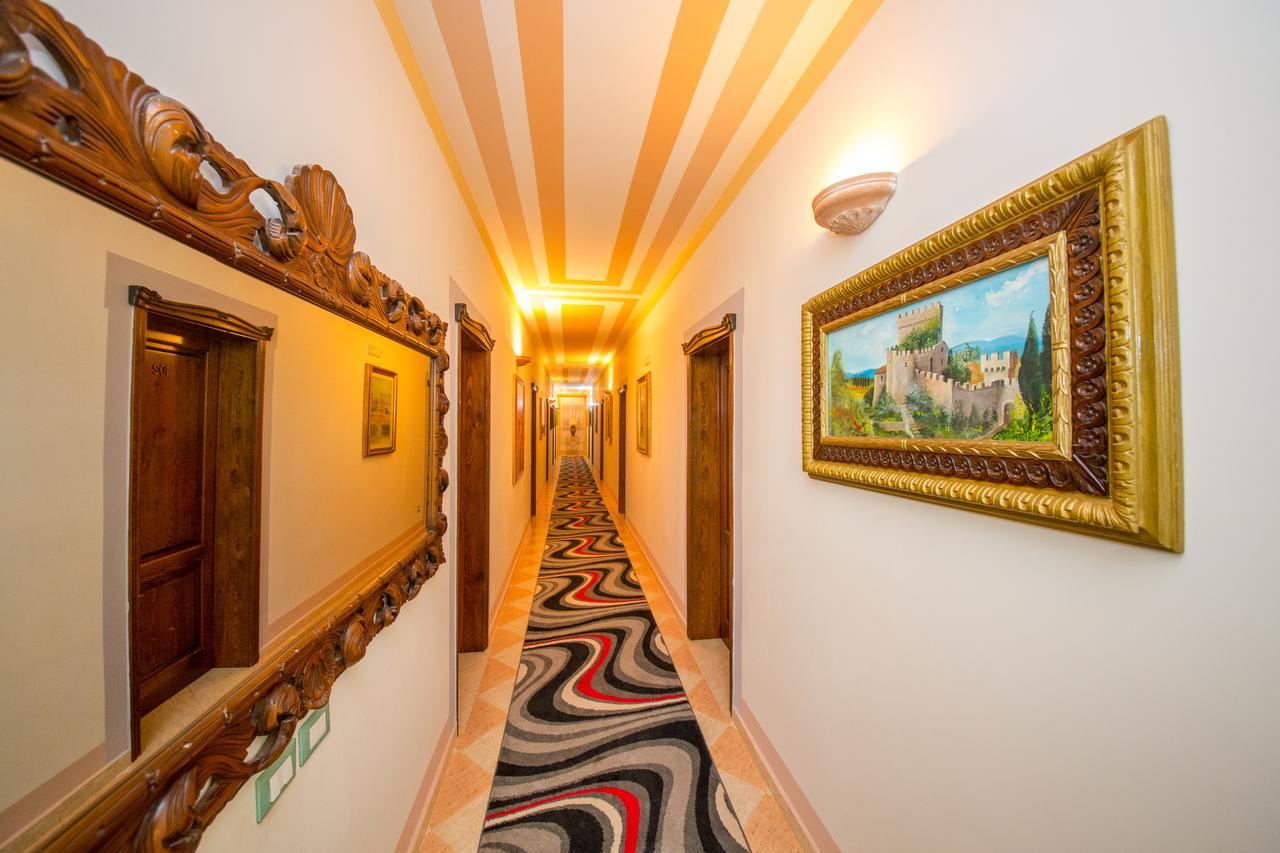 Hotel "San Saena " Radhimë المظهر الخارجي الصورة