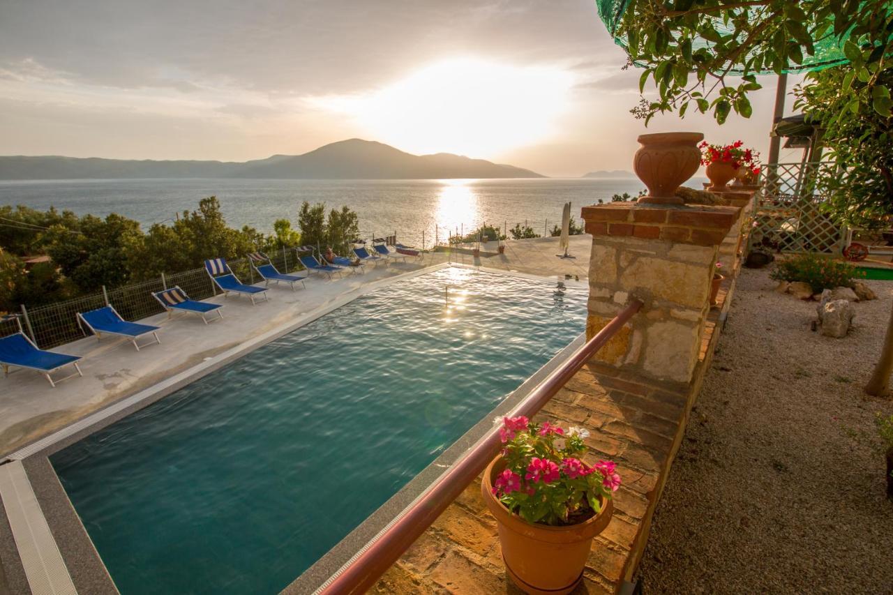 Hotel "San Saena " Radhimë المظهر الخارجي الصورة